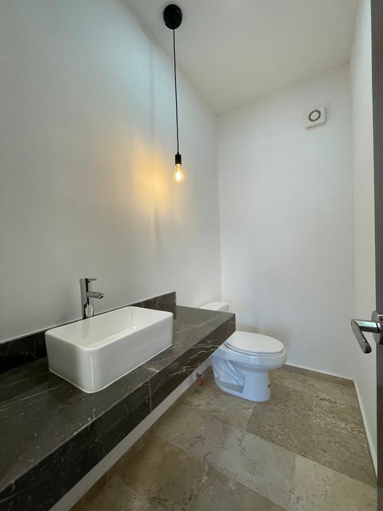 8 of 18: MEDIO BAÑO