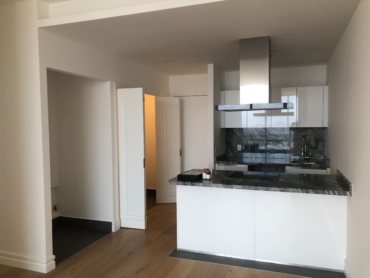 5 of 24: Barra de mármol vista desde sala comedor