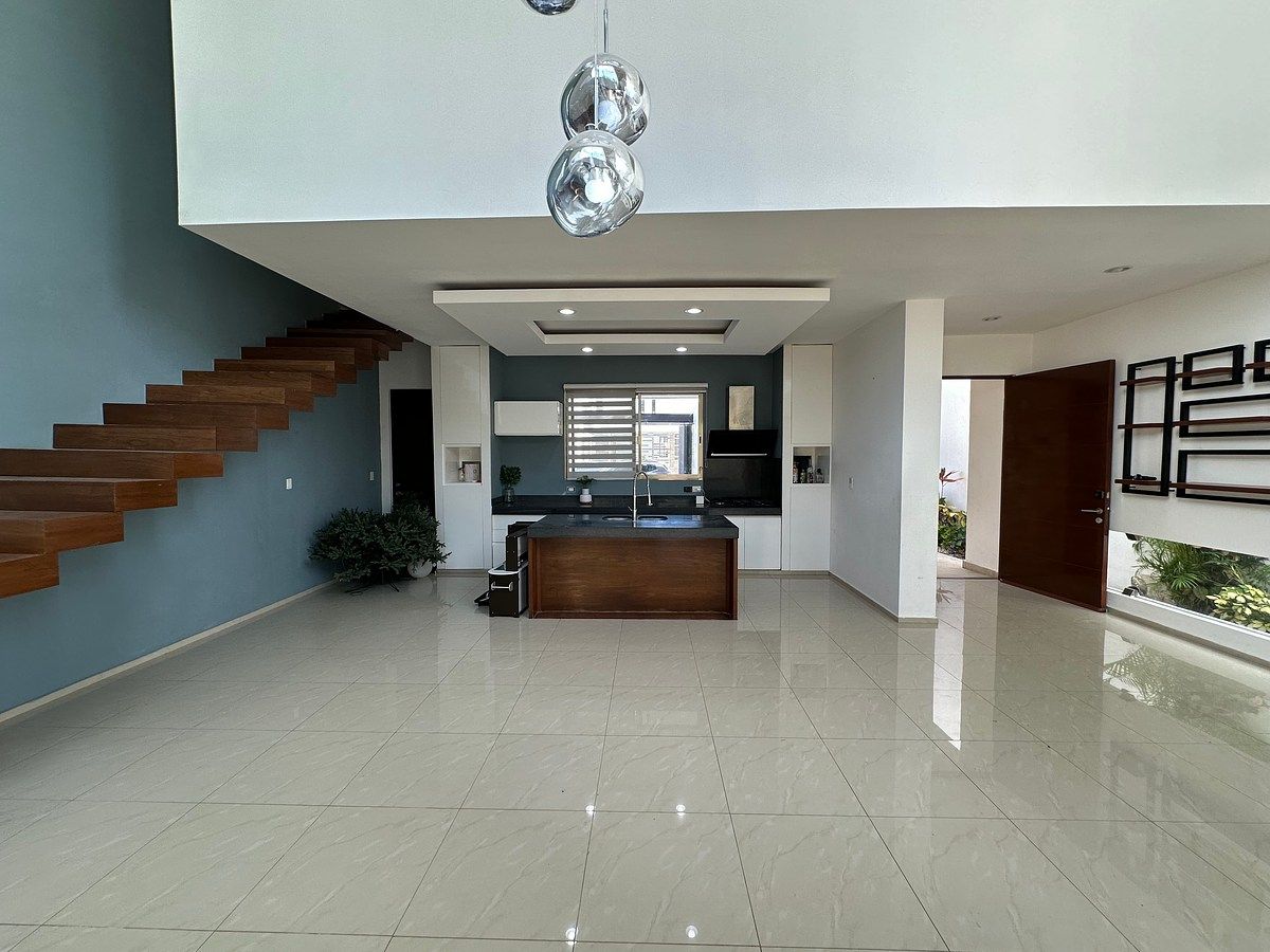 CASA EN TEMOZÓN SIN MUEBLES CON PANELES SOLARES, foto 1 de 21