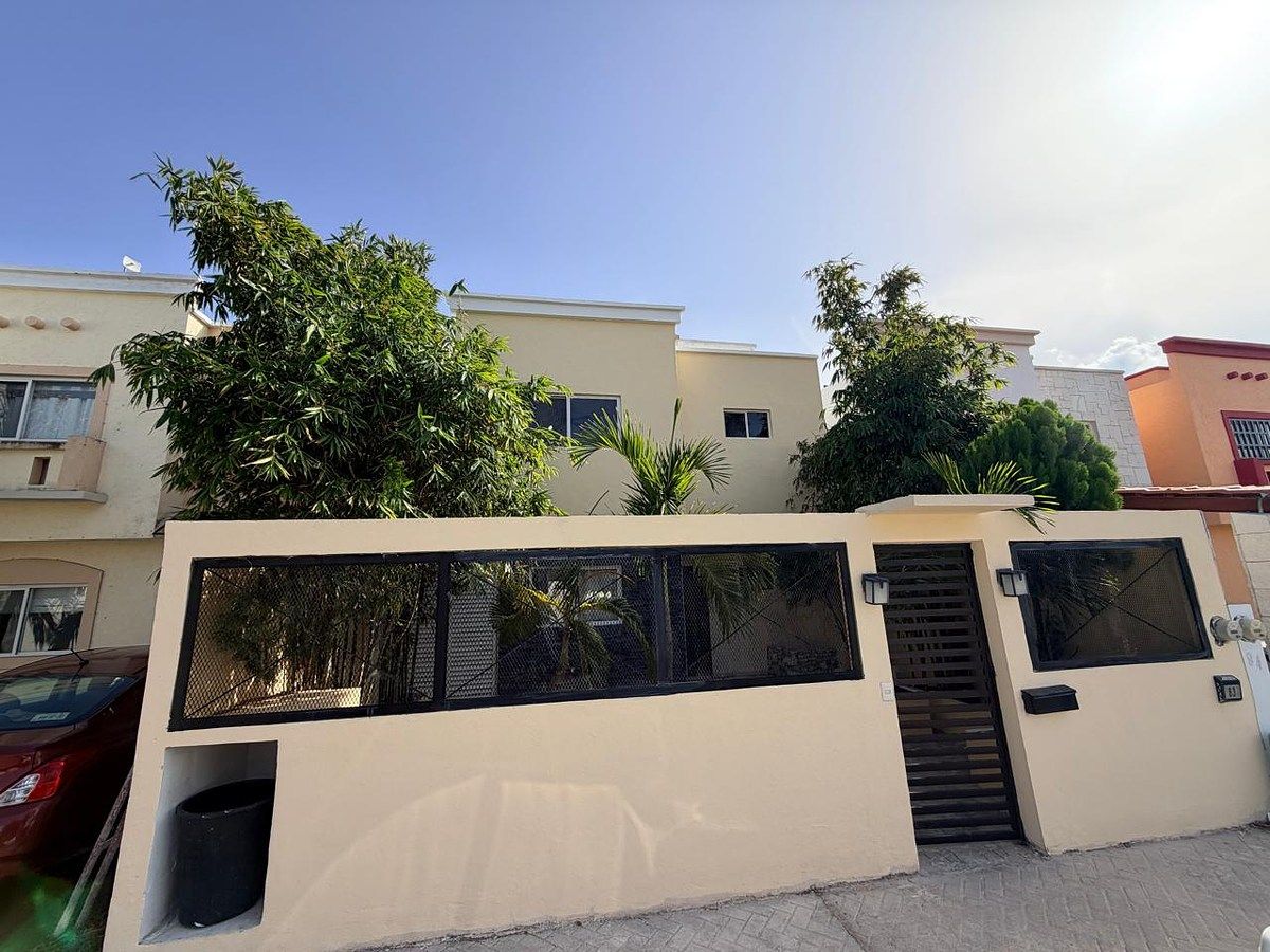 CASA PARA ALUGAR 3 QUARTOS 2.5 BANHEIROS PISCINA PRIVADA E PAINÉIS SOLARES (ZONA SUL), foto 1 de 25
