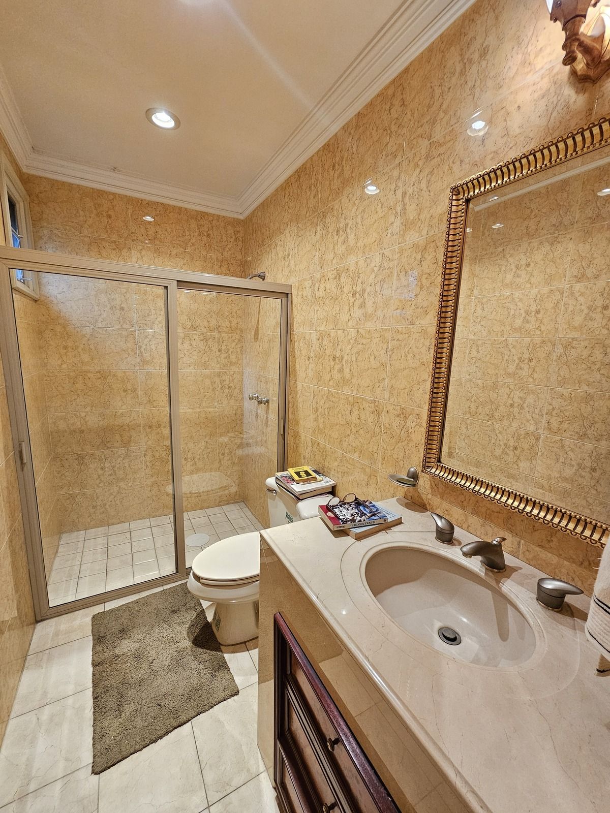 36 de 37: Baño en salón de juegos