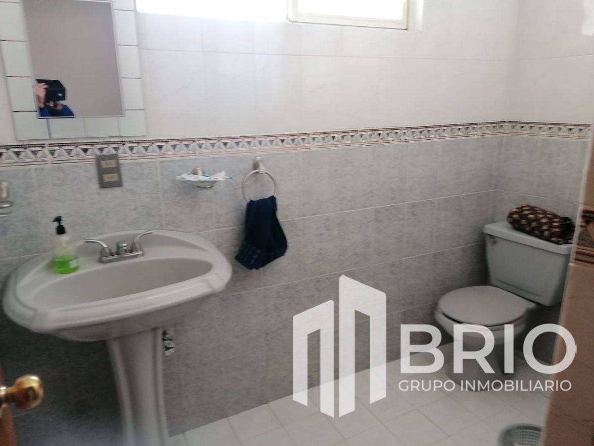 4 de 27: Medio baño de visitas