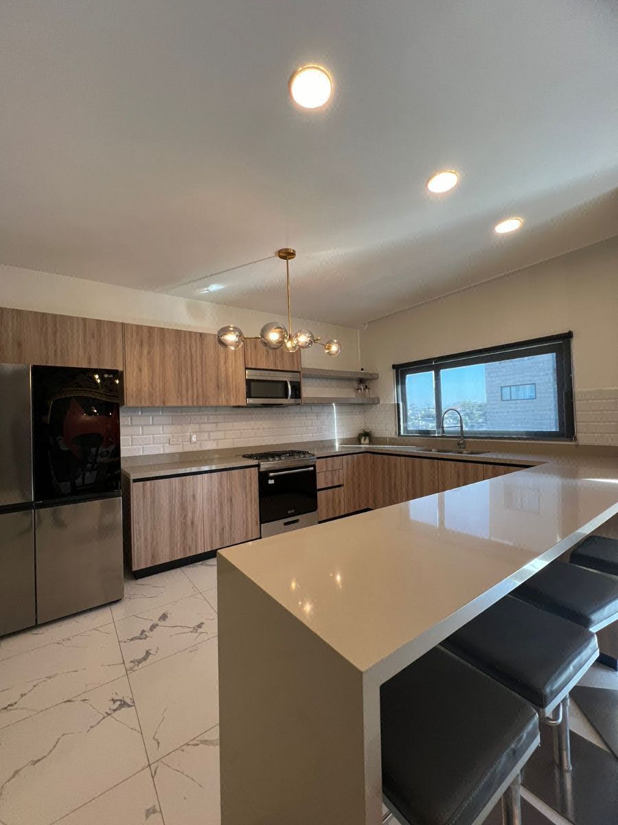 Townhouse venta Uptown, Colonial. Cerca Vía Rápida, Colinas de Agua Caliente