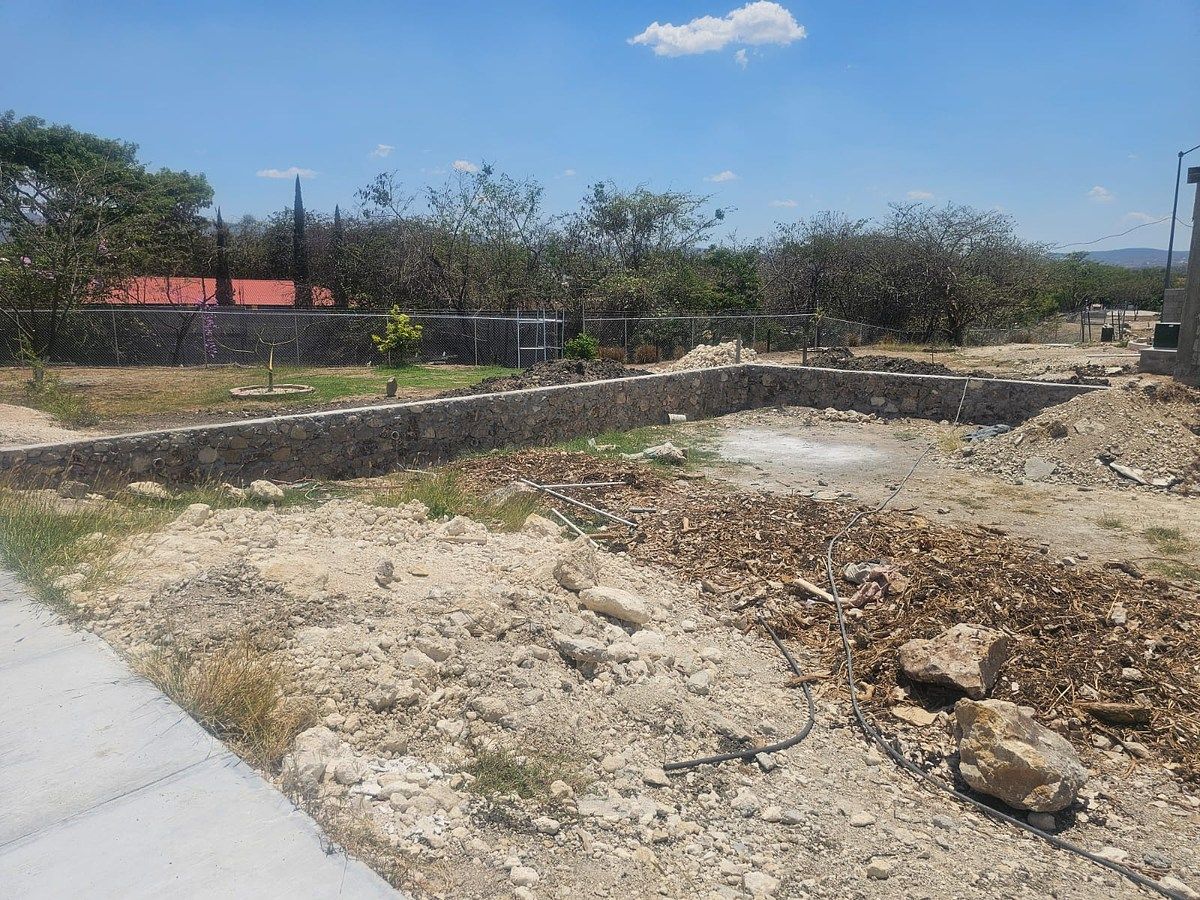 8 de 8: Lote vecino con área común
