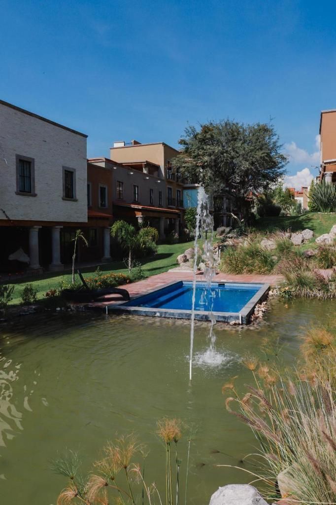 15 de 19: LAGO CON JACUZZIS