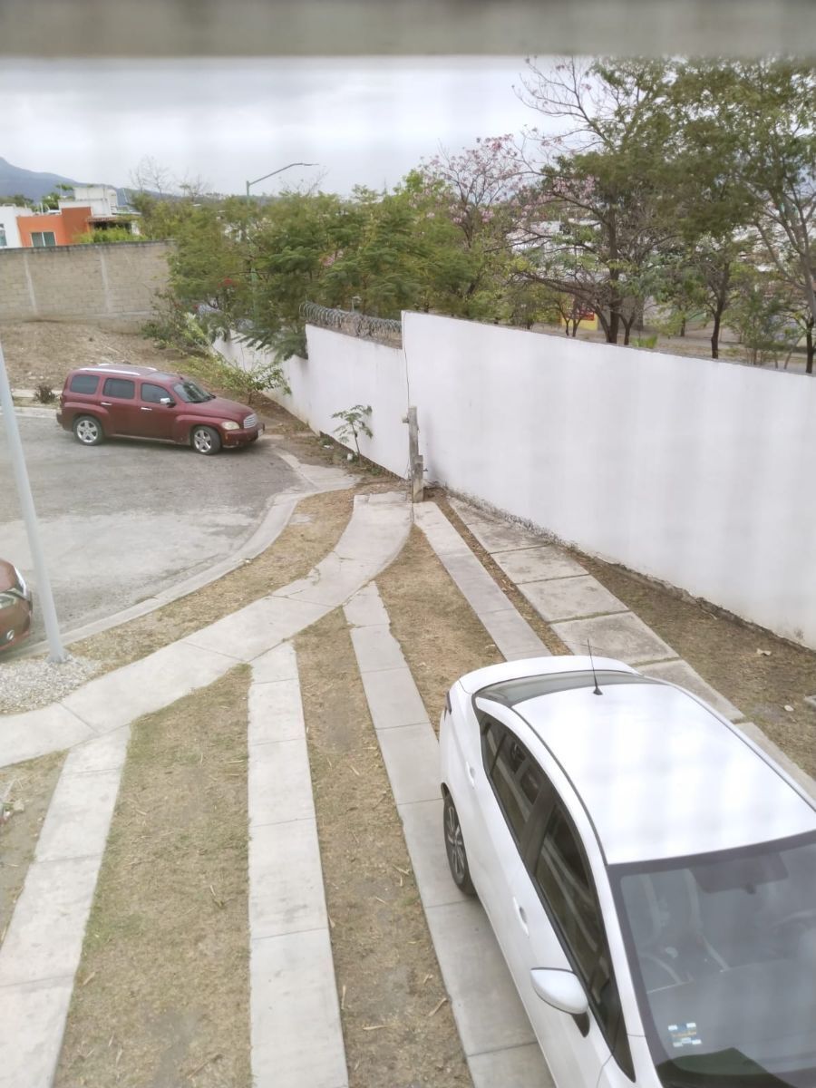 26 de 26: Vista a la calle  Abelia  con amplio estacionamiento