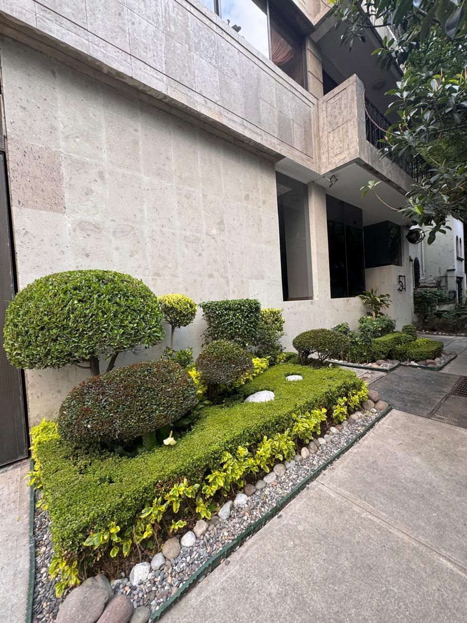 1 of 9: Fachada