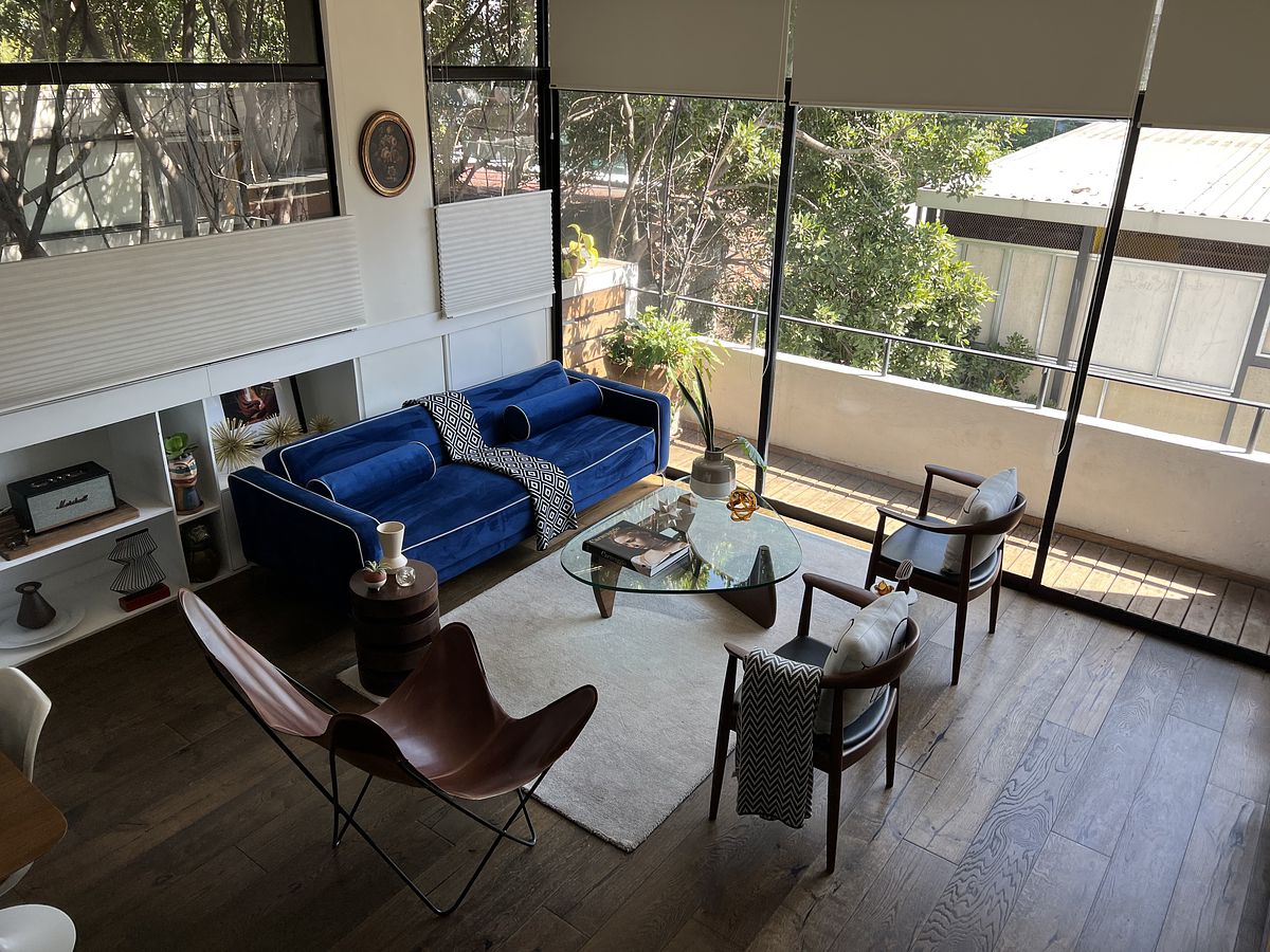 2 de 37: Sala con balcón y vista arbolada