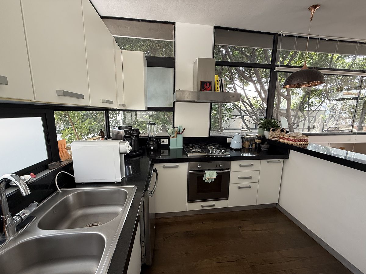 13 de 37: Cocina abierta con vista arbolada