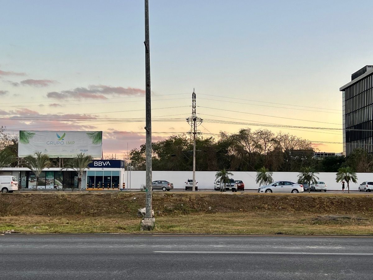 1 of 12: Frente terreno