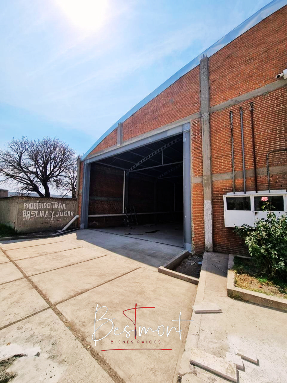 1 de 17: Fachada bodega