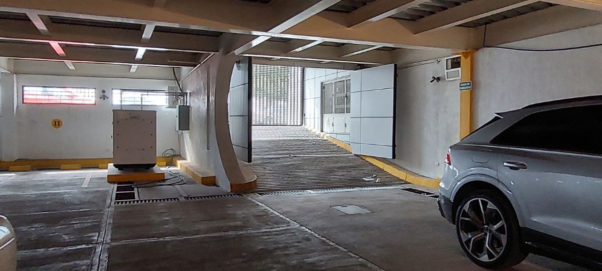 5 de 18: Rampa de estacionamiento privado en sótano