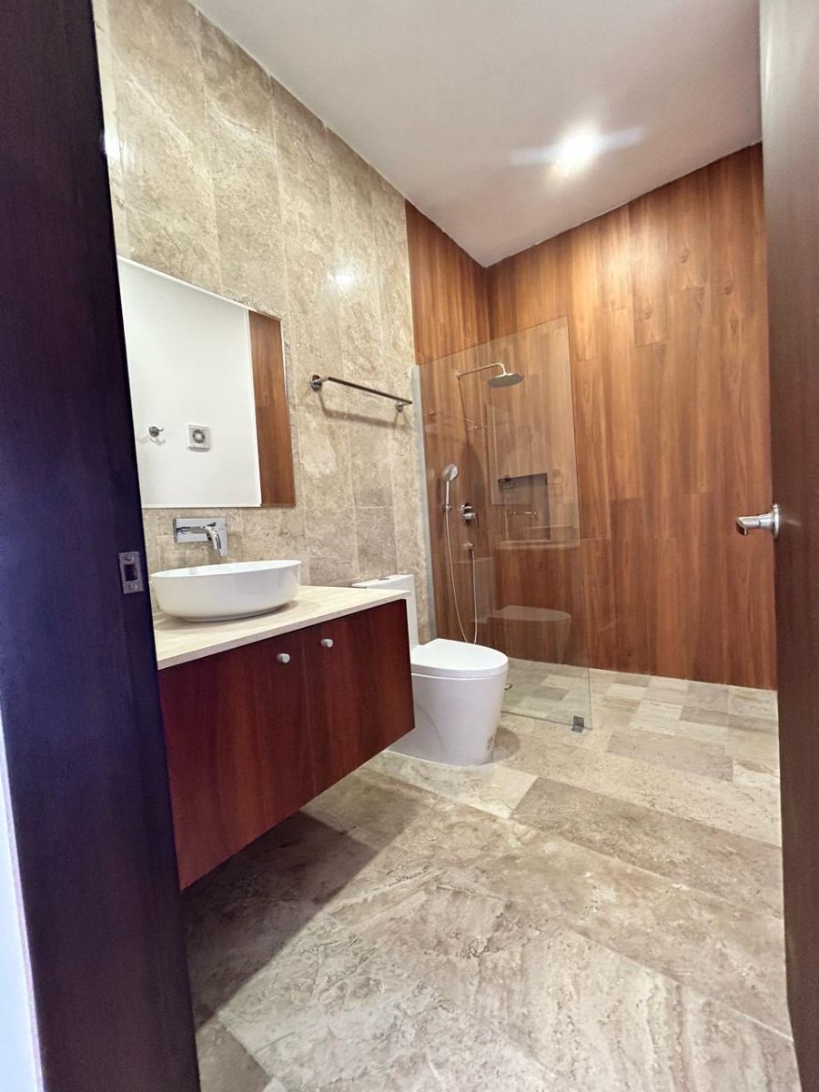 10 of 24: BAÑO COMPARTIDO CON VISITAS