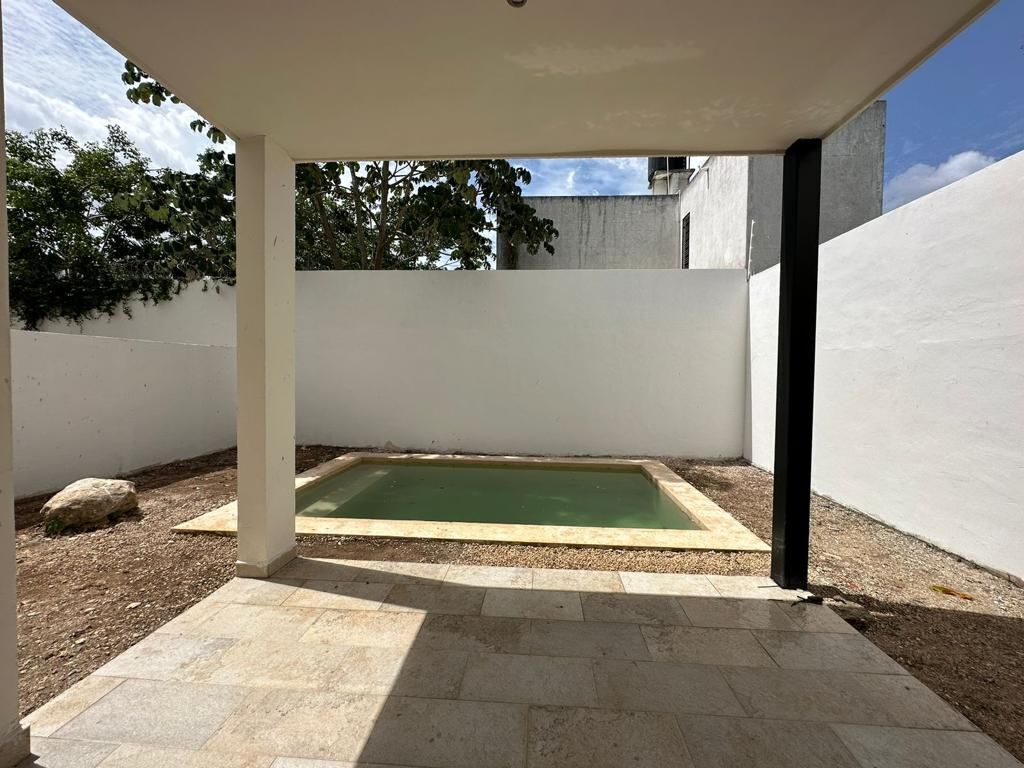 Picina con terraza techada