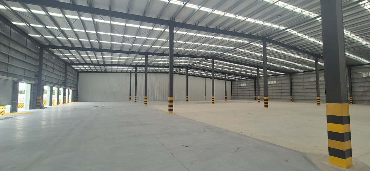 3 de 8: INTERIOR BODEGAS 1,300 m2