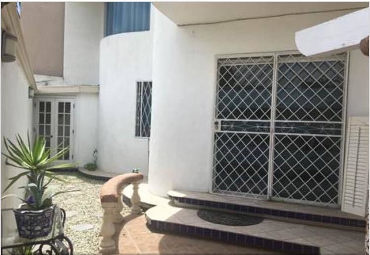 1 de 16: Patio de entrada principal
