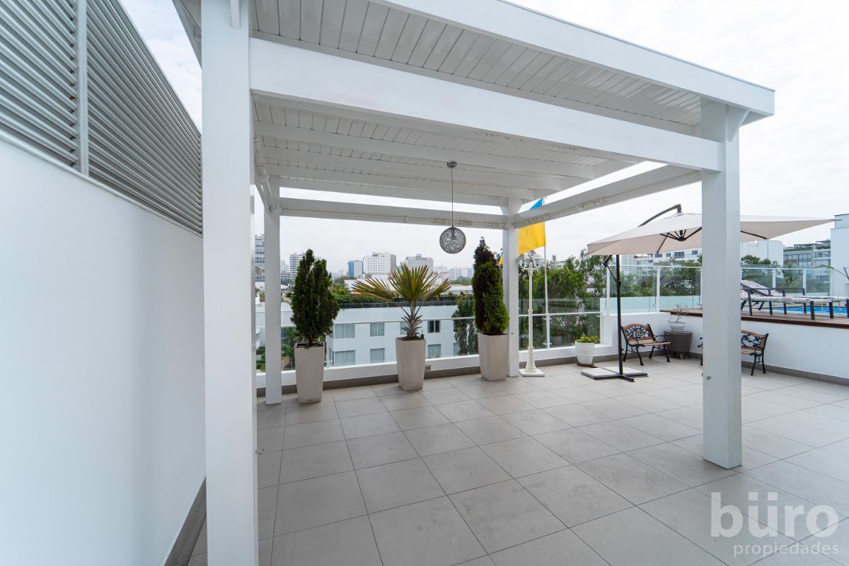 2 de 31: Terraza de la piscin