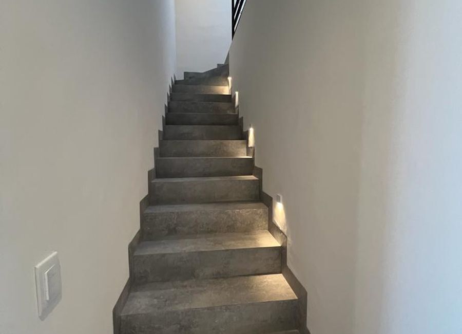 6 de 12: Escaleras que conducen a la zona de habitaciones