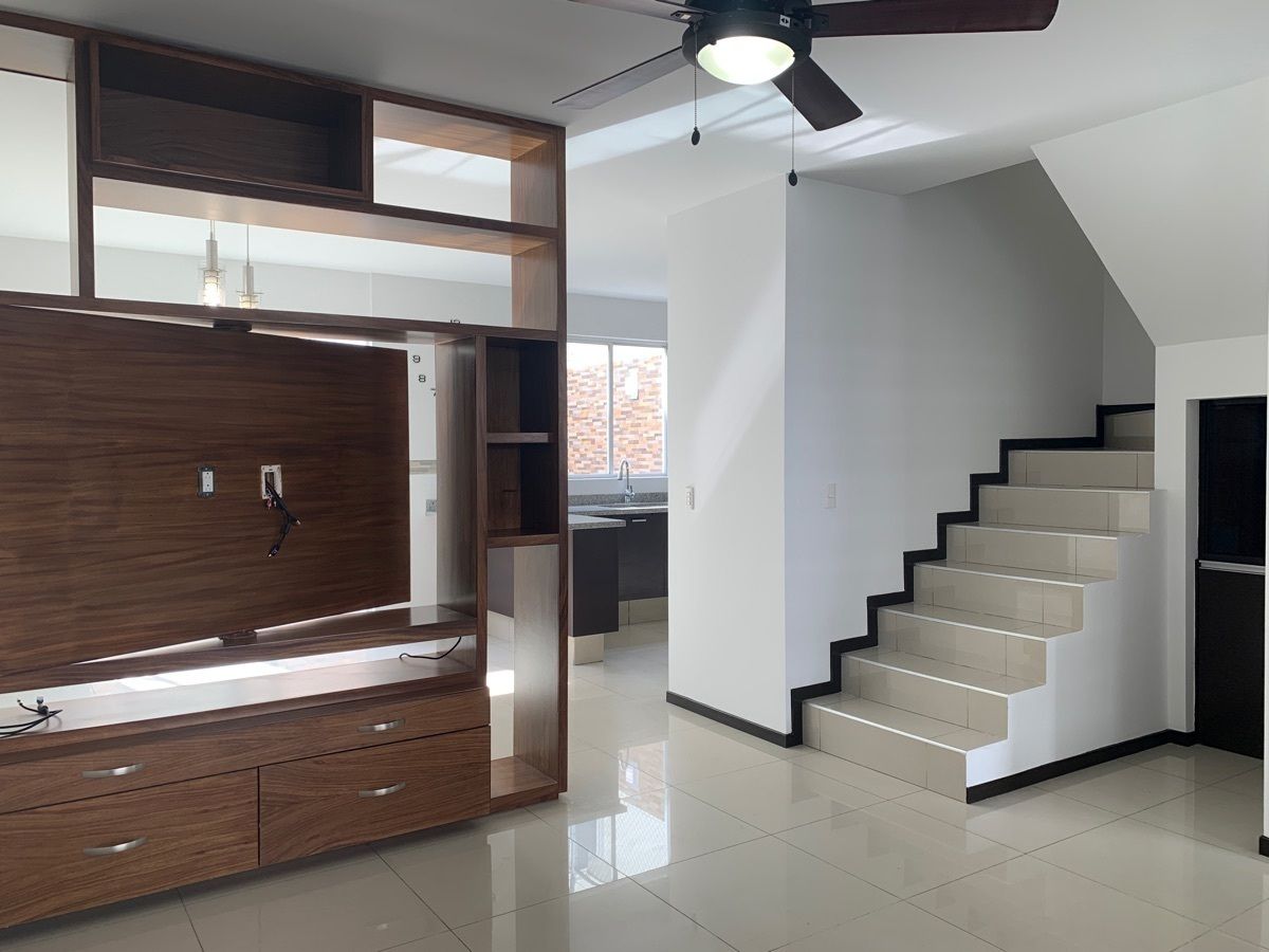 Mueble tiene base giratoria para T.V., foto 3 de 35