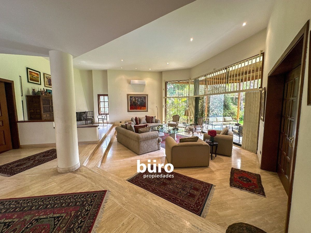 2 de 18: Amplia sala con techos altos