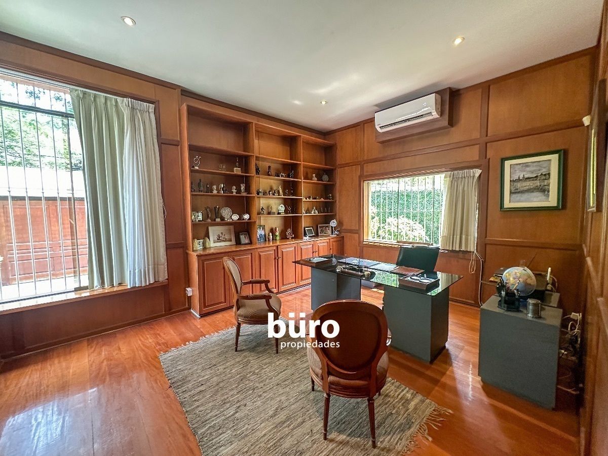 4 de 18: Escritorio amplio enchapado en madera