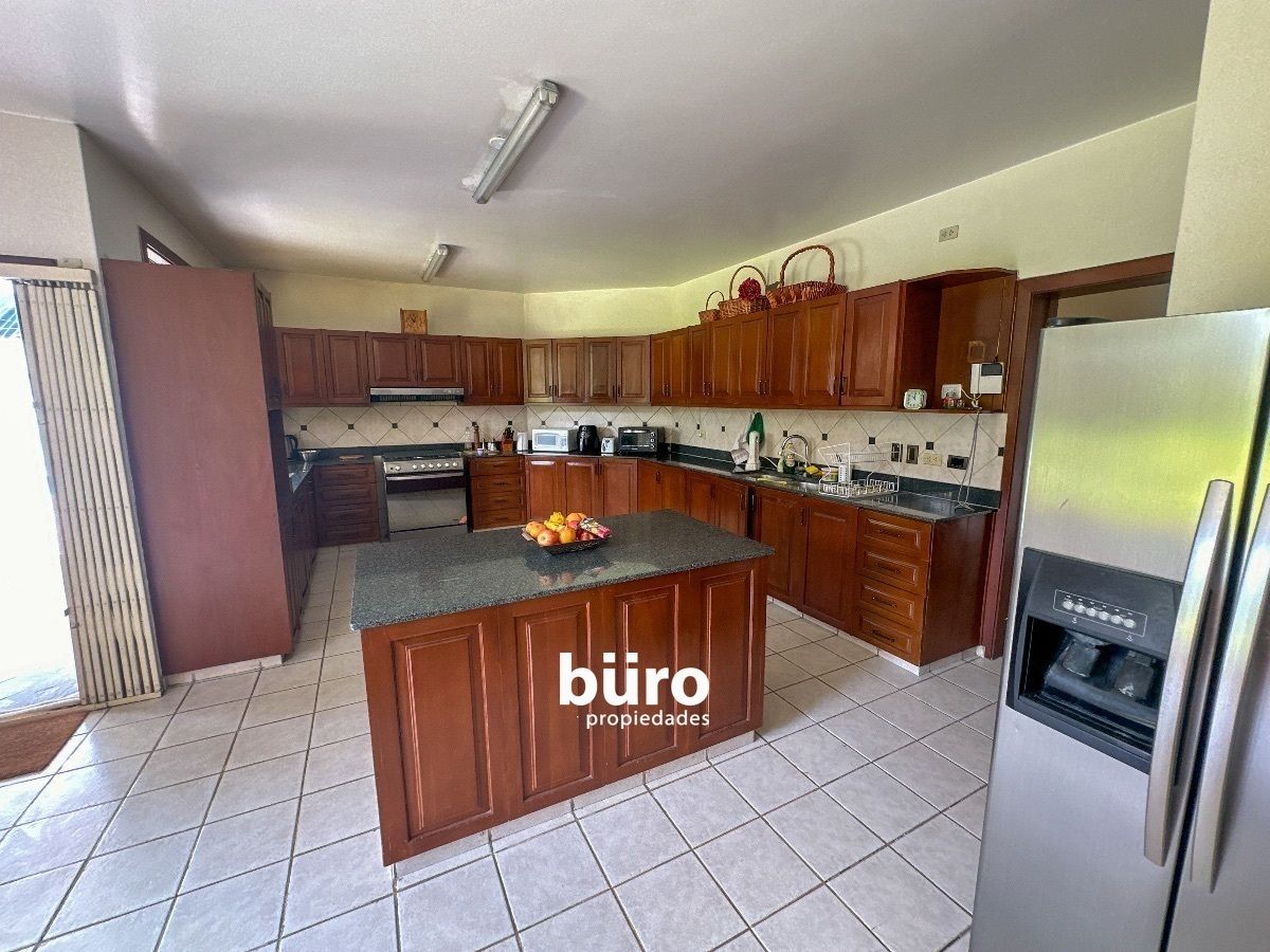 6 de 18: Cocina amplia y muy iluminada