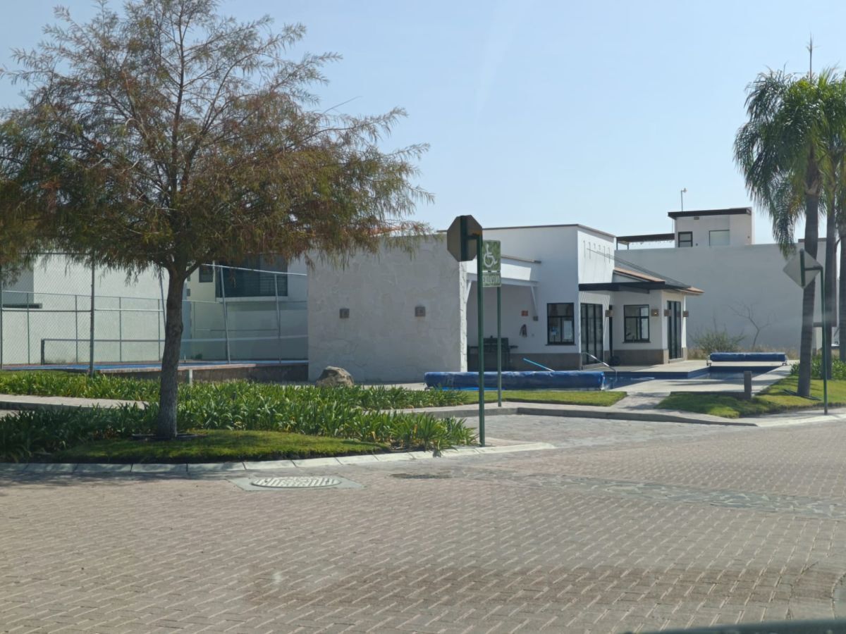 7 of 8: Amenidades: casa club con alberca