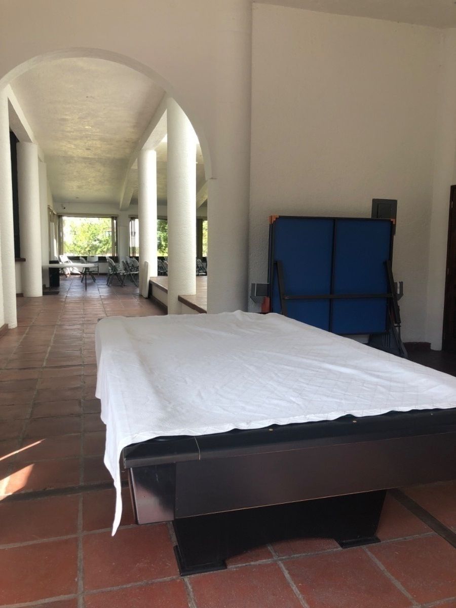 9 de 11: Salòn con billar en casa club.