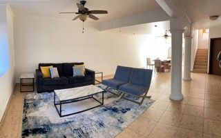 3 de 11: Sala- Comedor amplios y amueblados