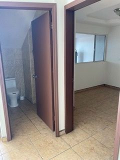 4 de 11: Medio baño y Oficina en planta baja