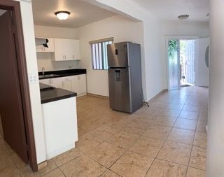 2 de 11: Entrada Principal y cocina equipada totalmente para cocinar