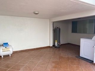 10 de 11: Área de lavado con lavadora y secadora