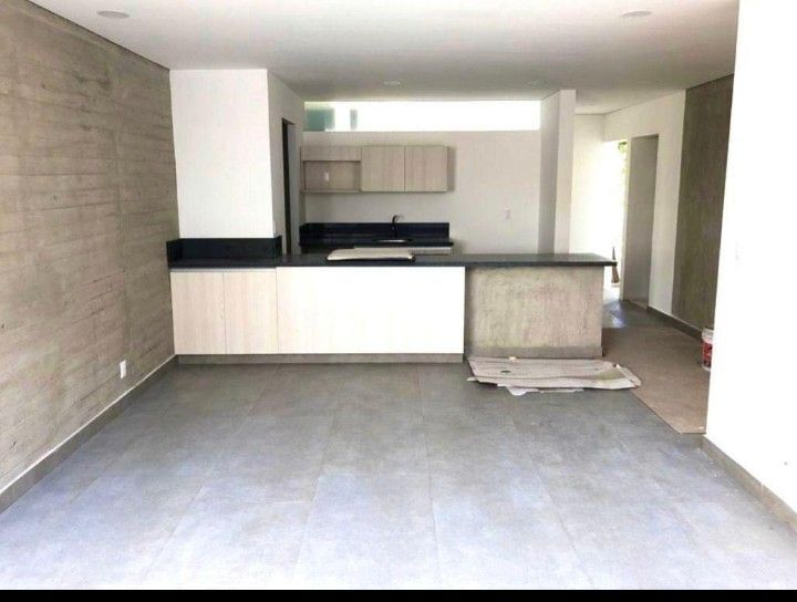 5 de 10: Vista de sala comedor hacia cocina abierta