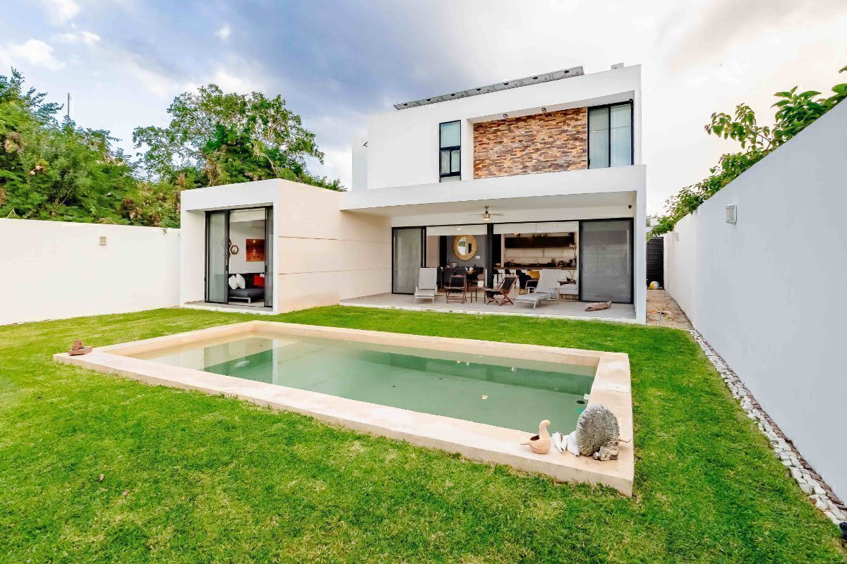 CASA EN VENTA CON PANELES SOLARES, EN LA REJOYADA KOMCHEN. en Mérida | Brokar Marketplace