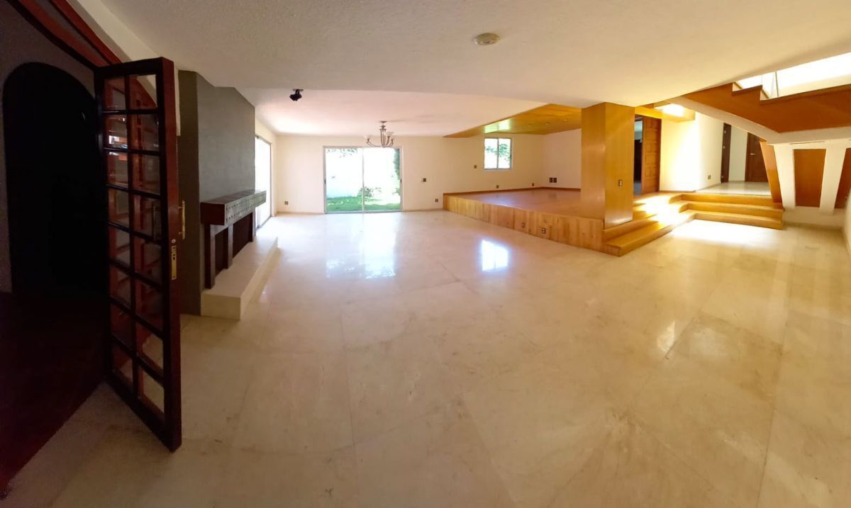 4 de 25: Sala con chimenea y salida al jardín