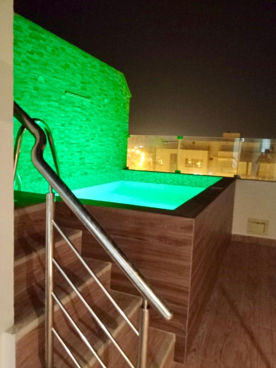 18 de 20: La terraza con piscina iluminada esta ideal para reuniones