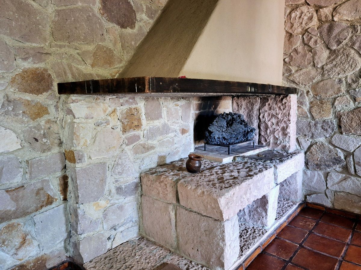 10 de 44: Chimenea funcional en cantera rosa tradicional de Gto
