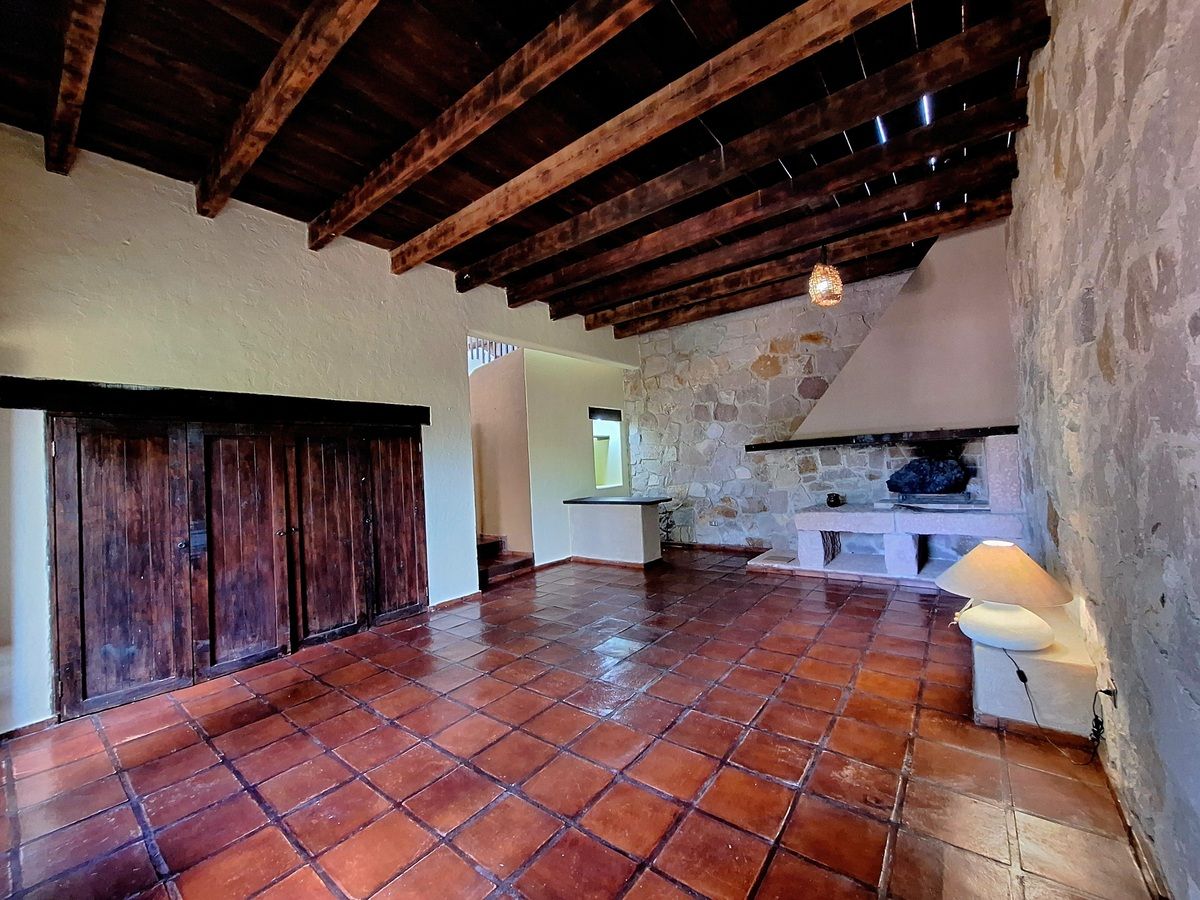 11 de 44: Espacio amplio para sala con vistas al jardín