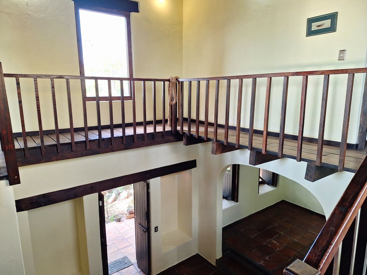 21 de 44: Balcon pasillo para sala de TV o estudio