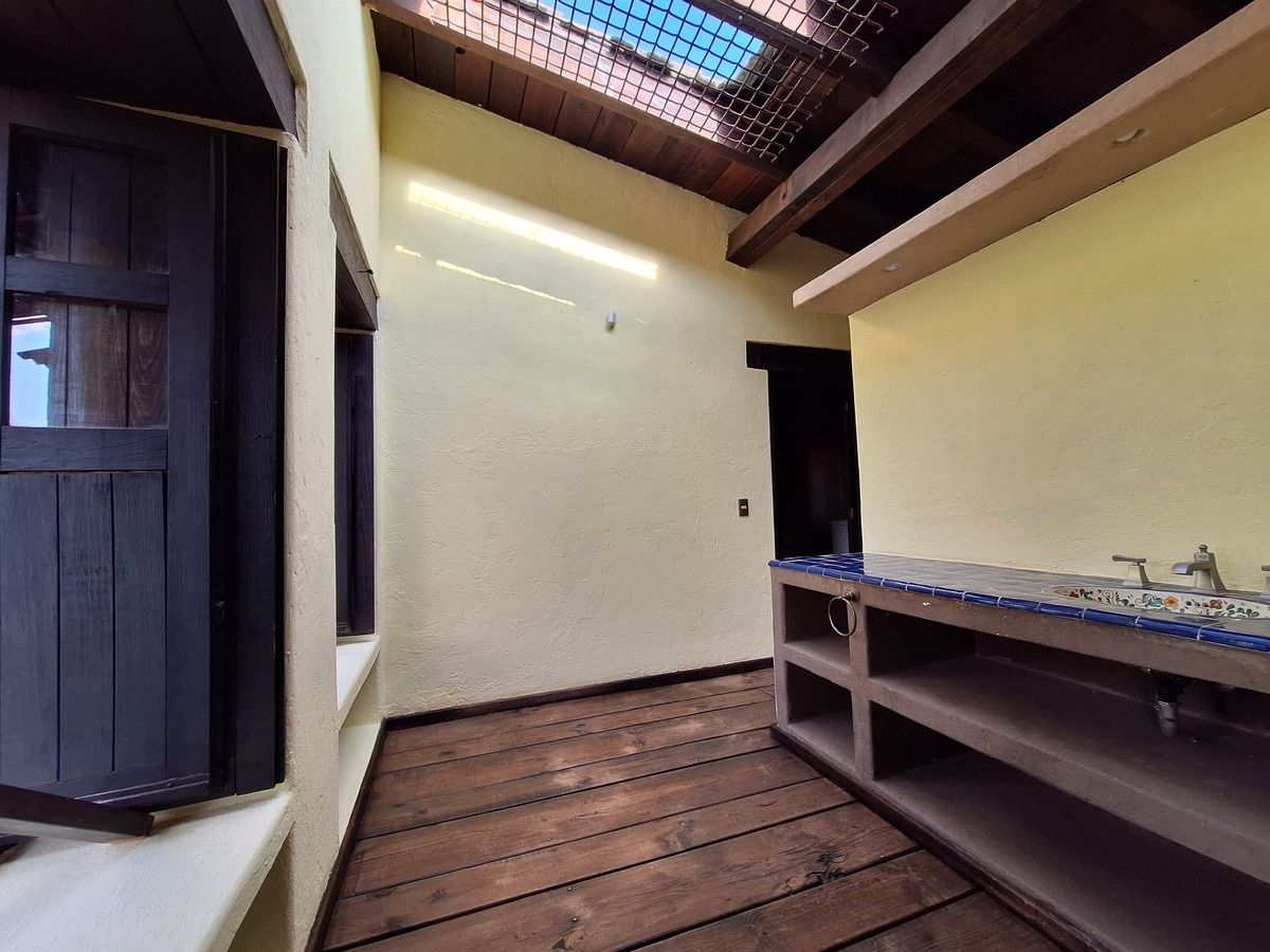 24 de 44: Entrada abierta del baño principal con domo