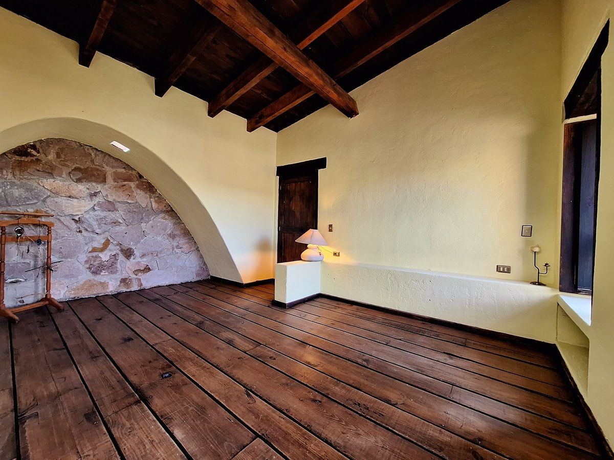 23 de 44: Espacio para tocador y cama King size