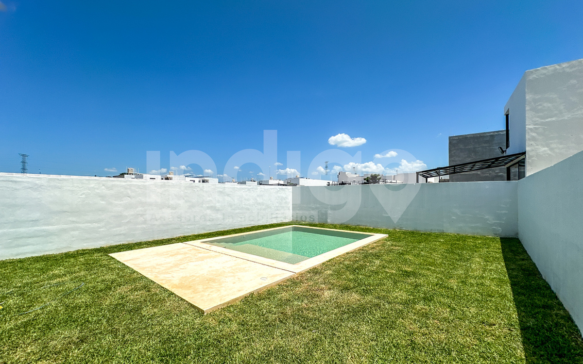 41 de 47: Piscina y Jardín Trasero