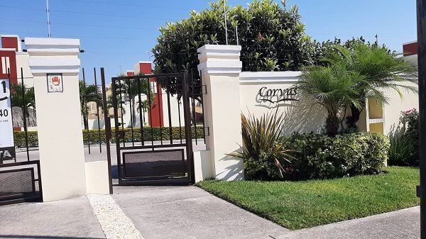 3 de 19: Acceso principal a privada o conjunto CORVUS
