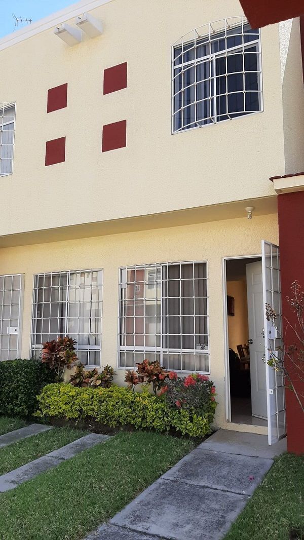 4 de 19: Fachada de la casa con estacionamiento