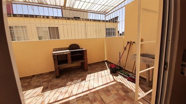 11 de 19: Patio con anafre, lavadero e instalación para lavadora