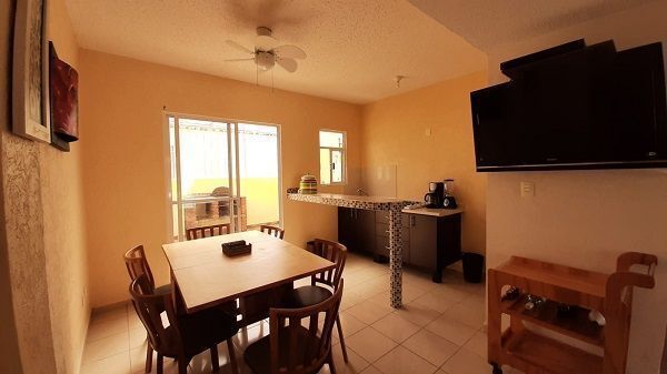 7 de 19: Área de comedor y cocina con barra desayunador