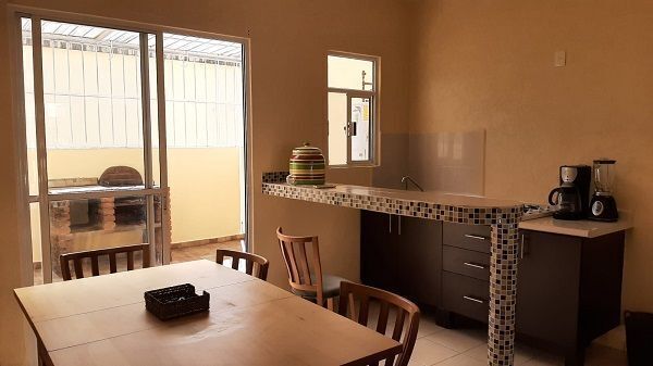8 de 19: Área de comedor, cocina, barra desayunador y patio