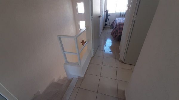 13 de 19: Pasillo de distribución a recámaras y baño