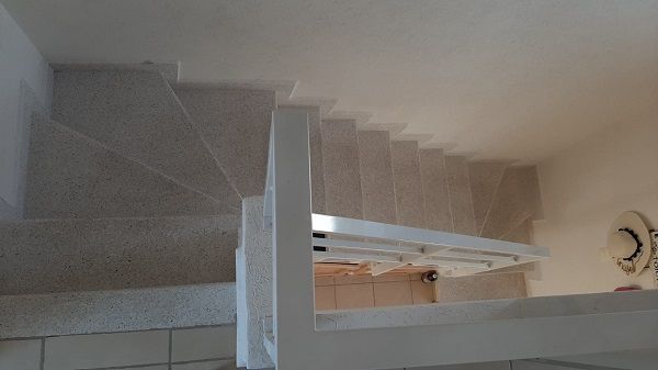 12 de 19: Escaleras con acceso a Planta Alta