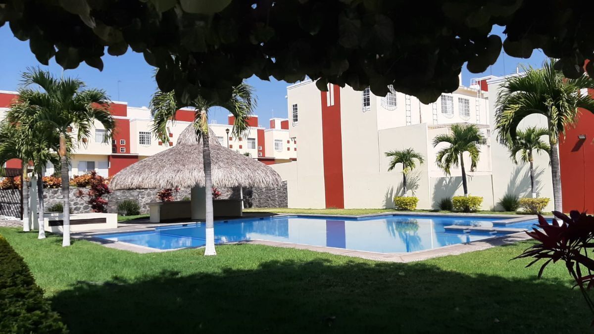 19 de 19: Palapa con alberca y jardín.